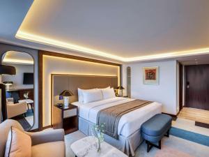 迪拜Queen Elizabeth 2 Hotel的酒店客房设有床和客厅。