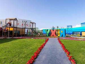 沙姆沙伊赫Rixos Radamis Sharm El Sheikh的穿过公园的步行道,公园内设有游乐场