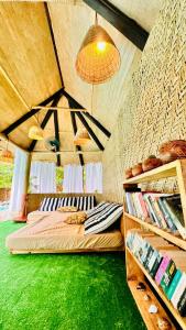 迪亚尼海滩Kijani Cottages - In Diani的一间设有绿地和两张床的卧室