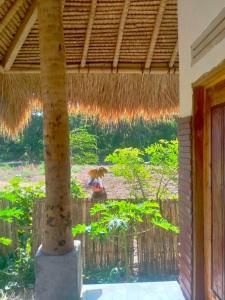 EkasMelody Surf Camp - Ekas Lombok的棕榈树房屋的美景