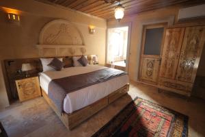 乌奇希萨尔Milagro of Cappadocia的一间卧室,卧室内配有一张大床