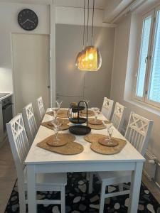 波里Ratalinna - free WiFi的白色的餐桌、椅子和灯具