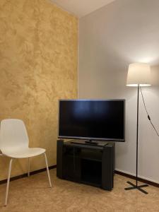 沃卡罗Molino Nuovo的客厅配有平面电视和白色椅子。