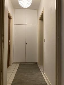 沃卡罗Molino Nuovo的走廊上设有白色橱柜和地毯