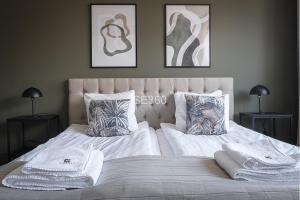 哥德堡Live and Stay VR40的一间卧室配有两张带白色毯子和枕头的床