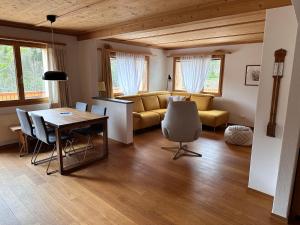 克洛斯特斯Ferienwohnung Crameri的客厅配有沙发和桌子