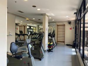 圣保罗Quarto em hotel pertinho do aeroporto/ Congonhas的一间健身房,里面配有数台跑步机和机器
