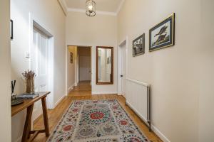 梅尔罗斯Lower Tweedknowe - ground floor villa Melrose的走廊上设有桌子和地毯