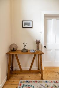 梅尔罗斯Lower Tweedknowe - ground floor villa Melrose的木桌,位于带门的房间