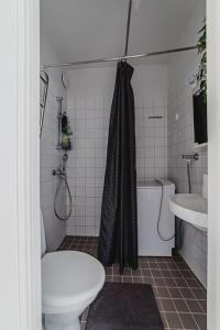 赫尔辛基Nordstay - Trendy Studio by the North Harbor self check-in的带淋浴、卫生间和盥洗盆的浴室