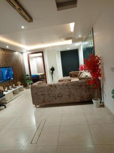 拉合尔Luxury rooms studioLahore的带沙发和电视的大型客厅