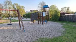 GrobiņaCrow's nest的公园设有带2个秋千的游乐场