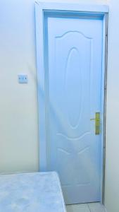 迪拜Dar Al Mansoor Vacation Homes LLC的一张蓝色的门,位于带床的房间
