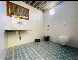 斋沙默尔Royal Rangers Desert Safari Camp的一间带卫生间和水槽的浴室