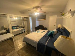 沃思湖Private Retreat的一间卧室配有一张大床和吊扇