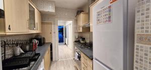 Streatham ValeRowan Crescent's Luxury Stay-In 2的厨房配有白色冰箱和炉灶。
