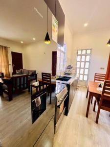 阿鲁沙Serenity Homes Arusha的厨房以及带炉灶烤箱的客厅。