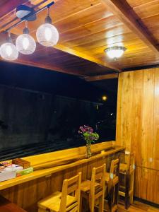 明多Guayabo Hostal Spa的用餐室配有桌椅和灯