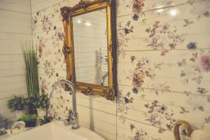 瑙吉伯尔热尼埃德奥桑温德加斯旅馆的一间带镜子和水槽的浴室
