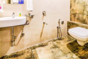 孟买Hotel Akasa Inn的一间带卫生间和水槽的浴室