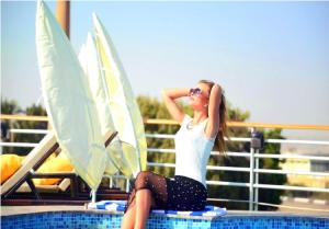 卢克索live Nile in style Nile cruise in Luxor and Aswan的坐在游泳池边缘的女人