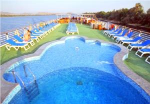 卢克索live Nile in style Nile cruise in Luxor and Aswan的游轮边的大型游泳池