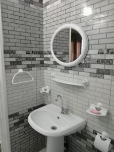 古莱比耶Maison a louer à kelibia的白色的浴室设有水槽和镜子