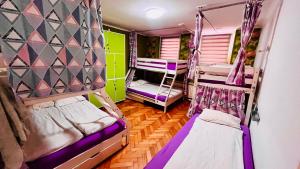 萨拉热窝巴尔干汉旅馆的一间房间,设有三张双层床
