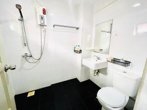 新加坡Convenient Rare house in central city的白色的浴室设有卫生间和水槽。