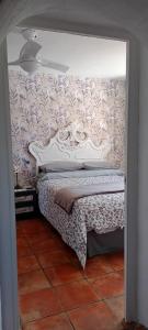 伊斯纳哈尔La Estrellita的一间卧室配有一张床铺,墙上有鲜花