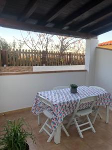 兰佩杜萨Villette ad uso turistico Lampedusa的天井配有桌子和桌子,提供一张桌子和两把椅子