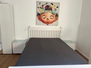 克雷费尔德Appartement am Teich的卧室配有一张带面罩的床铺。