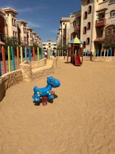 艾因苏赫纳La sirena的沙子里有一只蓝色狗的游乐场