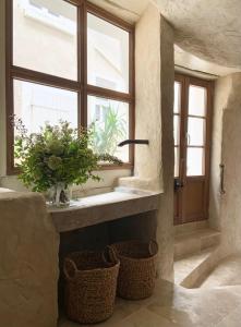 桑塞尔La Place B&B的浴室设有窗户,地板上备有两个篮子