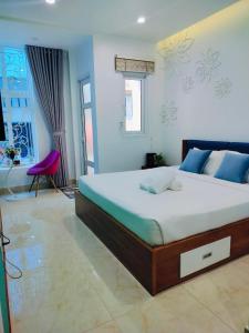 胡志明市Adventure Hotel的一间卧室,卧室内配有一张大床