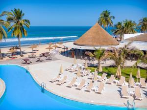 萨拉昆达Kombo Beach Resort的一座带游泳池和海滩的度假村的形象