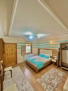 乌宗Konak Grand Apart的一间卧室配有一张带蓝色枕头的床。