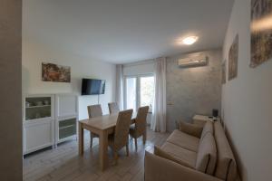 加尔达湖滨Holiday Apartments Bellariva的客厅配有桌子和沙发