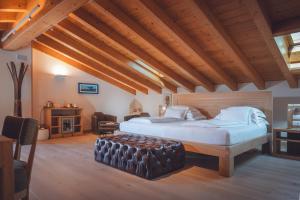 科斯特曼诺Agriturismo La Pertica的一间卧室设有一张大床和木制天花板