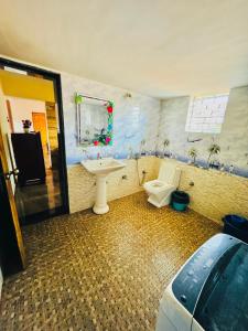 ParxemSerenity Homes的一间带水槽和卫生间的浴室