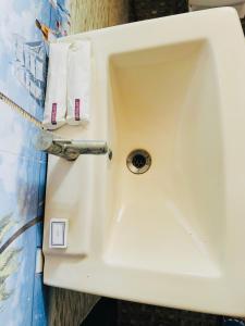 ParxemSerenity Homes的浴室内设有一个白色水槽和水龙头