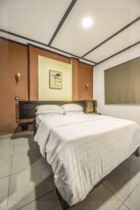 AkwaBau rivage hotel的卧室配有一张白色大床