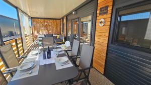 皮罗瓦茨CHARTA mobile home Bimbo的阳台的用餐室配有桌椅