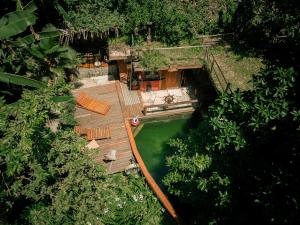 帕拉蒂-米林Paraty Paradiso的享有游泳池的顶部景致,设有木甲板