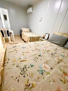 南圣弗朗西斯科Suítes Recanto Monte trigo的一间卧室配有一张带鲜花的大床