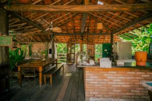帕拉蒂-米林Paraty Paradiso的户外厨房配有桌子和冰箱