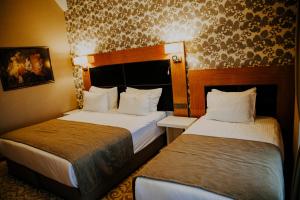 杰尔宾特Elgarden Hotel & Spa的一间酒店客房内设有两张床的房间
