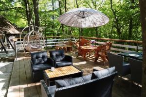 斯瓦拉瓦База відпочинку Forest Stream的庭院配有桌椅和遮阳伞。