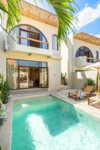 坎古Amani Villas: New, Luxury, Mediterranean, Private Pool, Canggu的别墅前设有游泳池