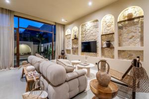 坎古Amani Villas: New, Luxury, Mediterranean, Private Pool, Canggu的客厅设有石墙